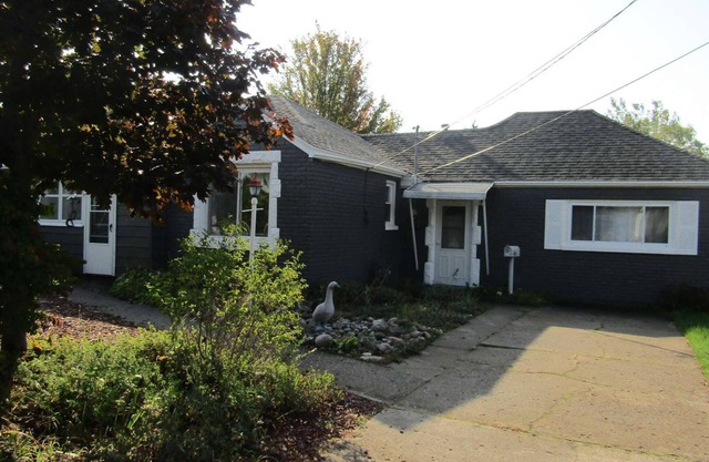 "Huron Winds" a charming 3-bedroom house just steps from Lake Huron in Oscoda