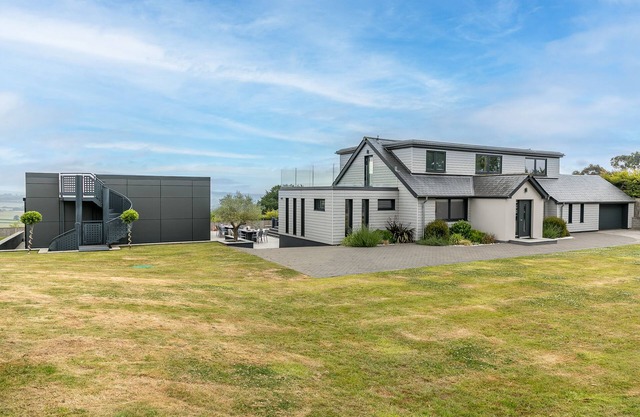 HUXHAM VIEW AND ANNEX, pet friendly, with hot tub in Stoke Canon