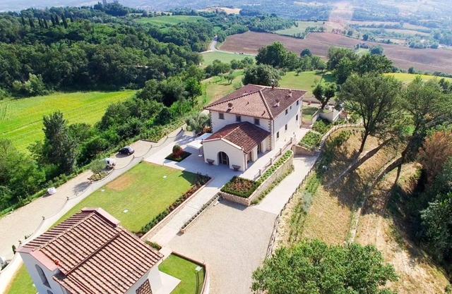 I Tebaldi - Eight Bedroom Villa, Sleeps 18