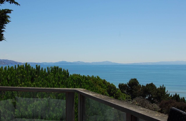 Iconic Mushroom House. Ocean Views, Walk to Beach and Sauna!