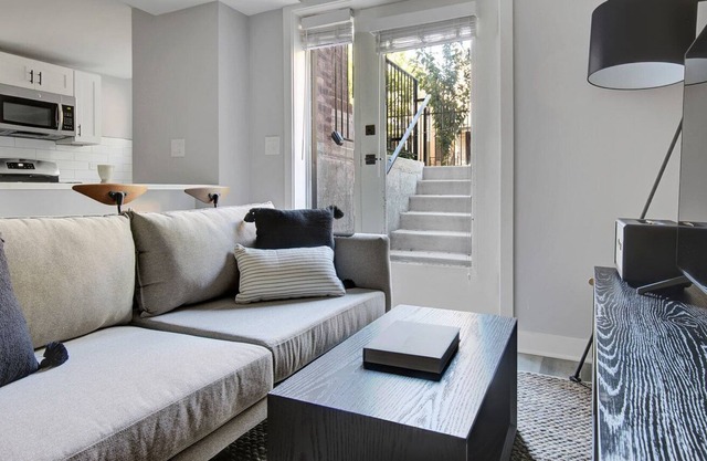 Ideal Edgewater 1BR w/ patio, W/D, 2 blocks to lakefront, by Blueground