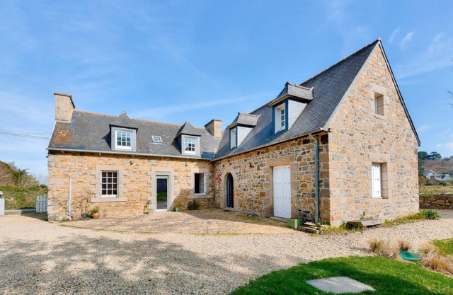 Ideal for 8 adults and 5 children - 200m beach