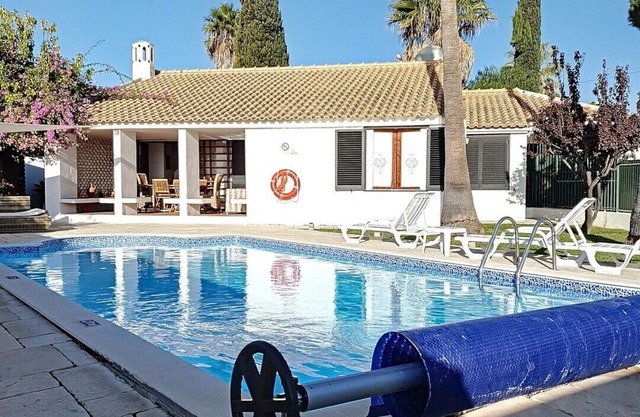 Ideal for families, 3 bedrooms, 2 bathrooms, pool, wifi, A/C