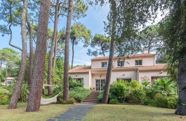Ideal for families, charm, beach and center at 300 m, garden 2000 m2 ... and jacuzzi