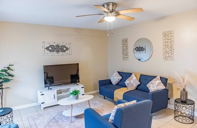 Ideally 2Br Near Lake Apartment