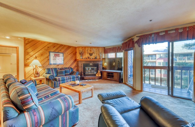 Ideally located condo with pool, hot tubs & sauna - walk to lifts & Main Street