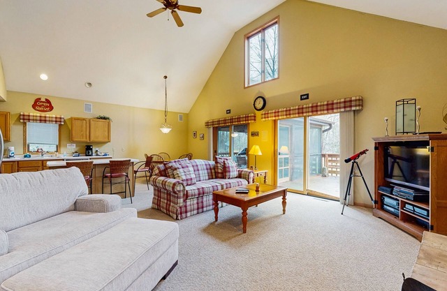 Ideally located home with screened porch, 7-min drive to Sand Valley Golf Resort
