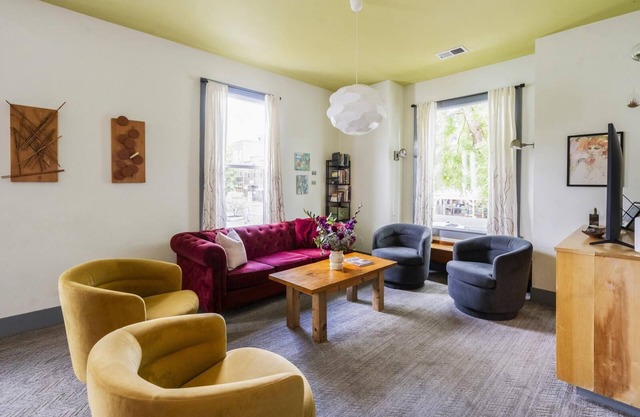 Ideally Located, Modern & Artistic Large House ~ Pets Welcome!