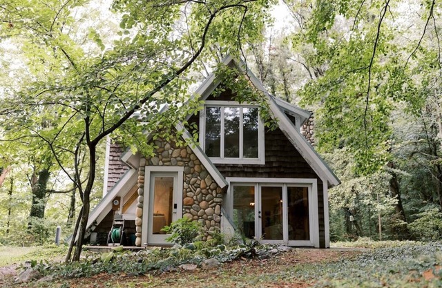 Idyllic A-Frame in Michigan's Harbor Wine Country- Pet friendly!