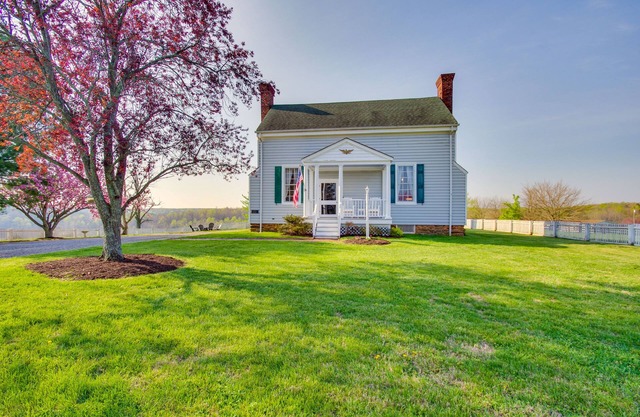 Idyllic Appomattox Home w/Porch & Rocking Chairs!