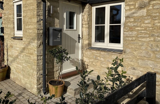 Idyllic Cottage - centre of quintessential English village