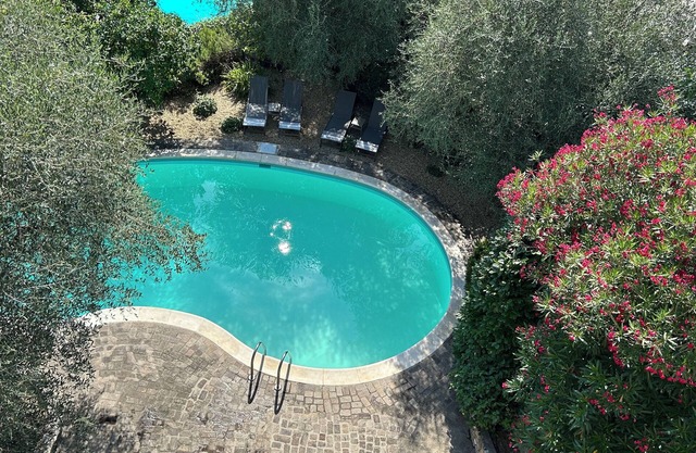 Idyllic country villa with 10m pool and seaview (max 16 people)