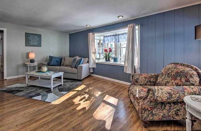 Idyllic Manor Farm Cottage: 3 Mi to Chambers Lake!