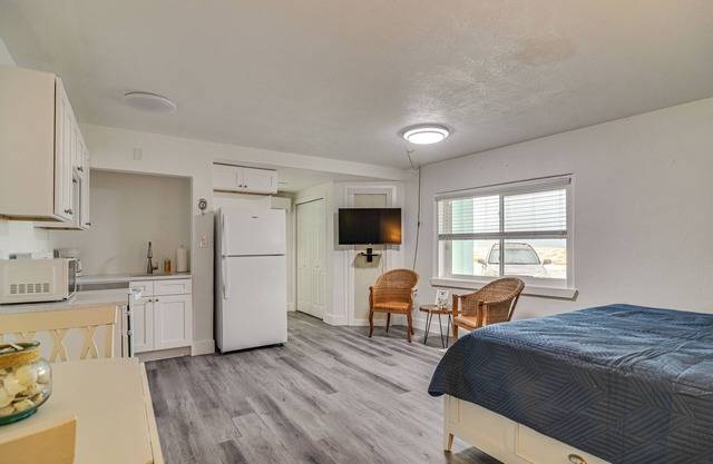 Idyllic Pass-A-Grille Studio - Walk to the Beach!