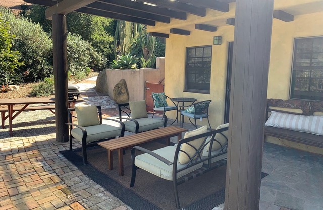 Idyllic Retreat in the foothills close to hiking and the beach. Private quiet.