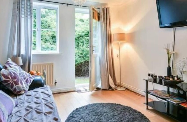 If you are looking for a quiet and peaceful stay in Crawley then look no further. A beautiful com...