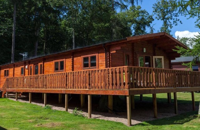 iLodge 73 - Luxury Log Cabin with Hot Tub and Woodburner 🏡