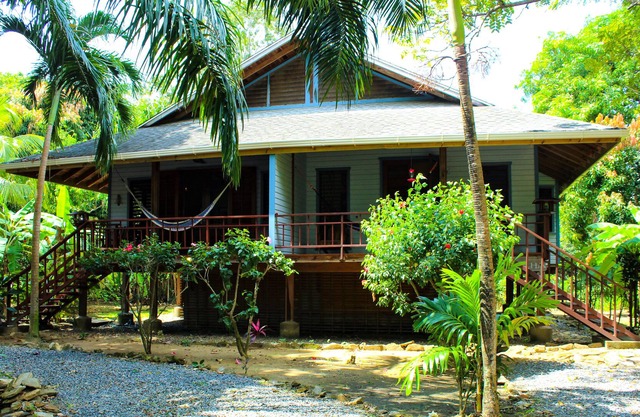 Immaculate, Manicured Garden Setting In A Private Resort, Steps To Beach & Pool