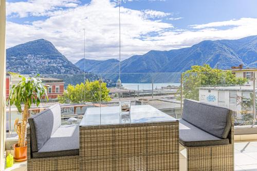 Imperial of Lugano 2 with a lake view and garden behind the station and 10 min from the lake of Lugano