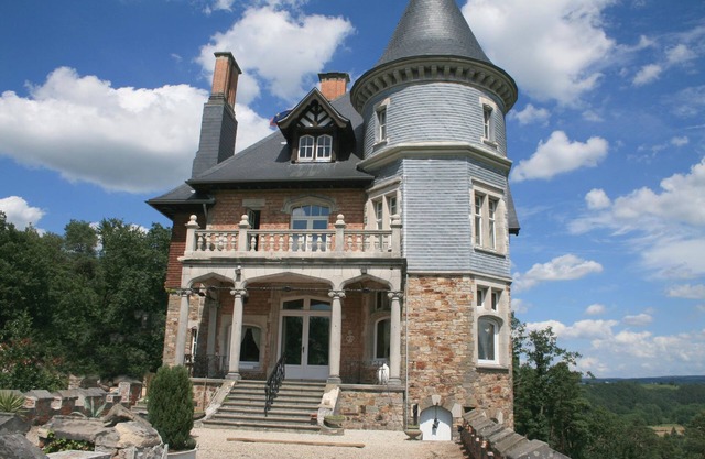 Impressive castle in Spa with a swimming pool