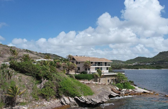 Impressive grand villa directly on the ocean with private pool and beach