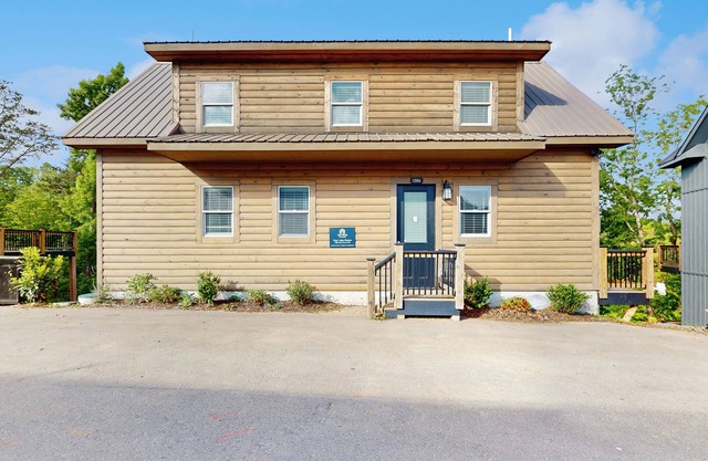 Impressive mtn-view cabin w/fireplace, deck, jacuzzi, & free attraction tickets