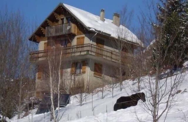 In a chalet : Large 3-room apartment - 72 m2 ;quiet and close to the village
