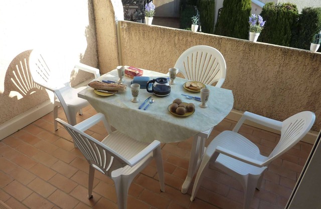 In a closed residence, pleasant flat for 4 people