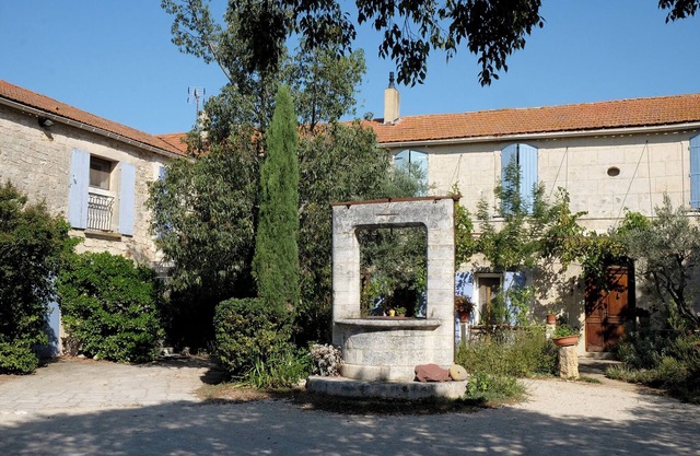 IN AN OLD PROVENCAL FARMHOUSE-APARTMENT IN A PEACEFUL SETTING-VIEWS OVER THE COUNTRYSIDE-