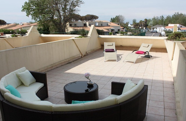 In the heart of the NATURAL VILLAGE! Splendid 2-room apartment with very large terrace