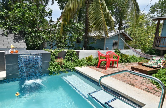 In the heart of West End, Roatan - Mariposa Lodge - Unit 5