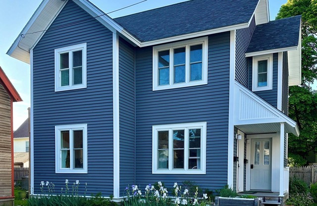 In-Town Bar Harbor, One Bedroom, Huckleberry Suit