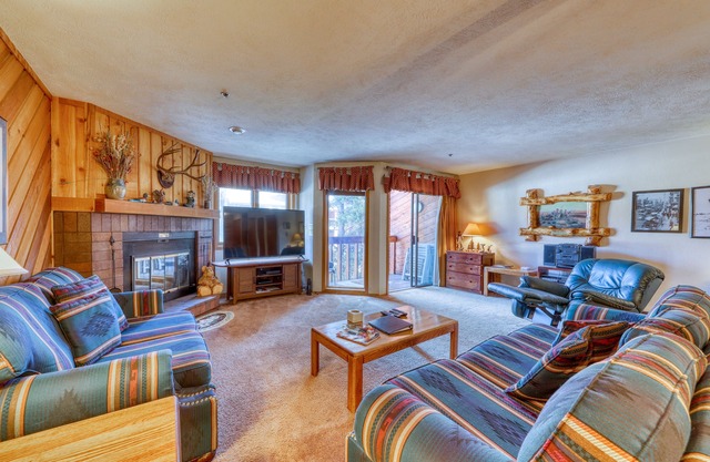In-town condo with ideal walk-to-lifts location, pool, hot tubs & sauna