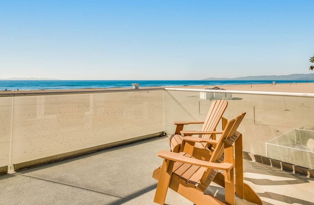 Incredible beachfront home with furnished patio, balcony & free WiFi