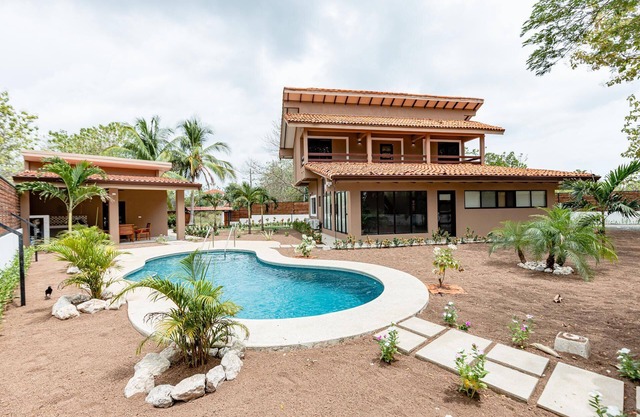 Incredible house with private pool and BBQ area - Close to Flamingo Beach