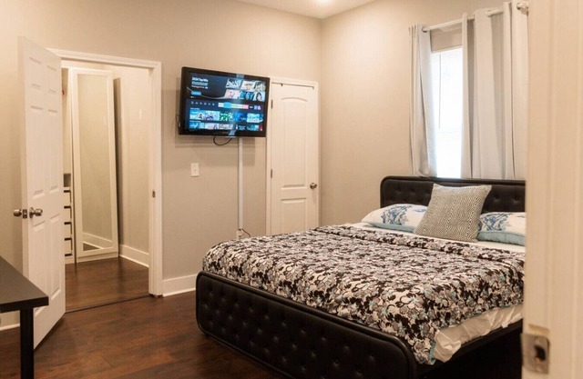 Incredible King Bed Room Private Entry Bathroom