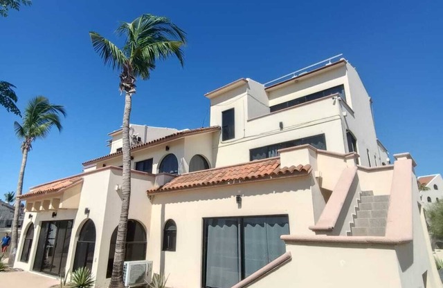 Incredible rooms at incredible prices in hotel zone. meters away from the beach!