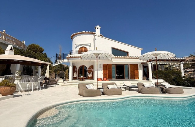Incredible seafront 4-bedroom luxury villa with infinity pool in Cumbre del Sol.