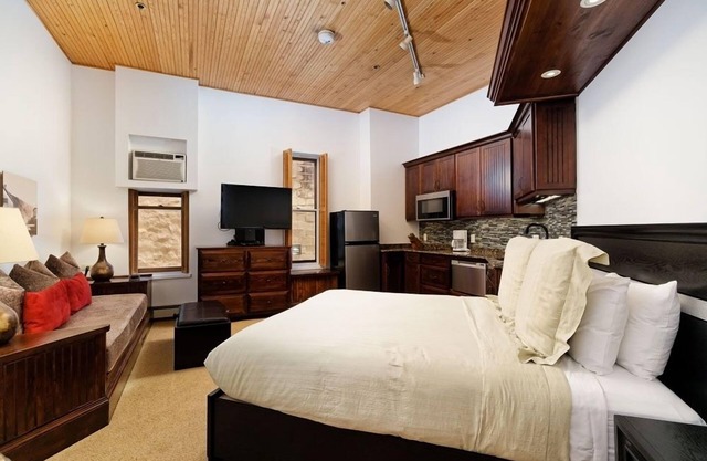 Independence Square 210 | Beautiful Studio with Kitchenette, Great Location in Downtown Aspen