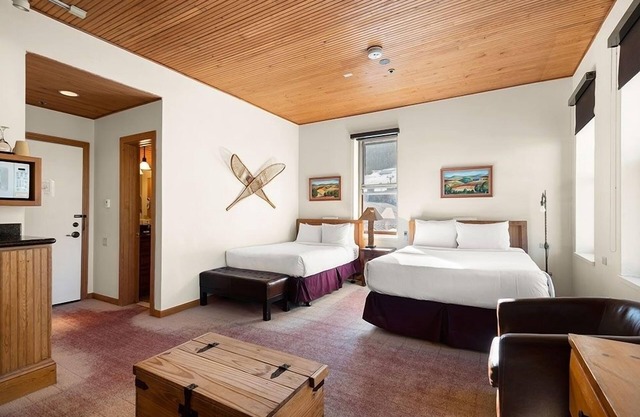 Independence Square Unit 313 | Downtown Hotel Room in Aspen with Rooftop Hot Tub