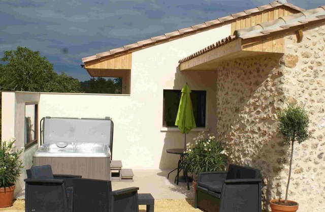 Independent cottage with private Jacuzzi, swimming pool and horse riding on site