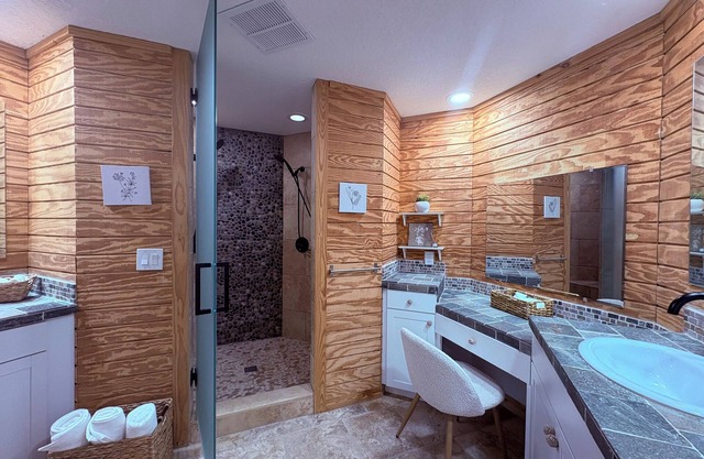 Independent Modern Apartment w Private backyard