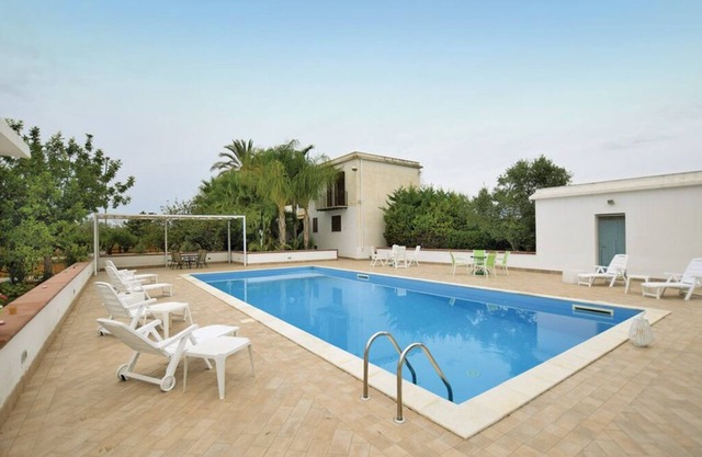 Independent villa with large private pool nestled in the Sicilian countryside