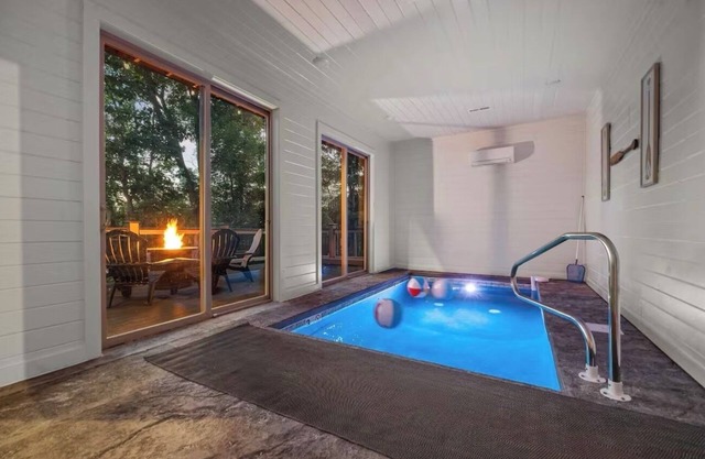 Indoor pool,Fire Place, Game Room. Douglas Lake. Sleeps 10 hot tub, WiFi, AC