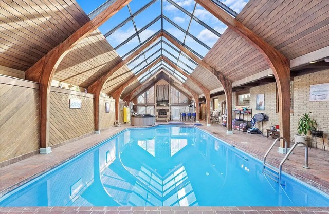 Indoor pool, Hot Tub, Sauna, Sleeps 15, 5B, 4Ba, Walk to Downtown Ottawa & River