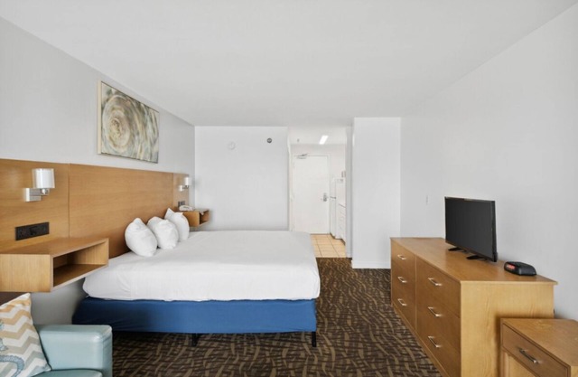 Indulge in Home Like Comfort! Free Parking, Beachfront Property, Outdoor Pool