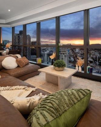 Indulgence at Meriton, Spectacular Views, Sleeps 6 Includes Carpark