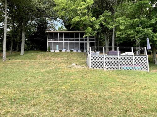 Inmerse in the Serenity of this Lakefront Cottage in Cadiz, Kentucky