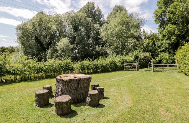 INNISFALLEN HOUSE, pet friendly, with open fire in Uffington