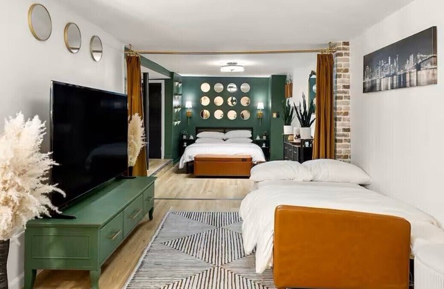 Intimate Studio Retreat along NYC Skyline & Hudson River: Spectacular Views